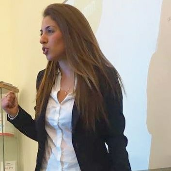 ורד בהרצאה על מיומנויות תקשורת